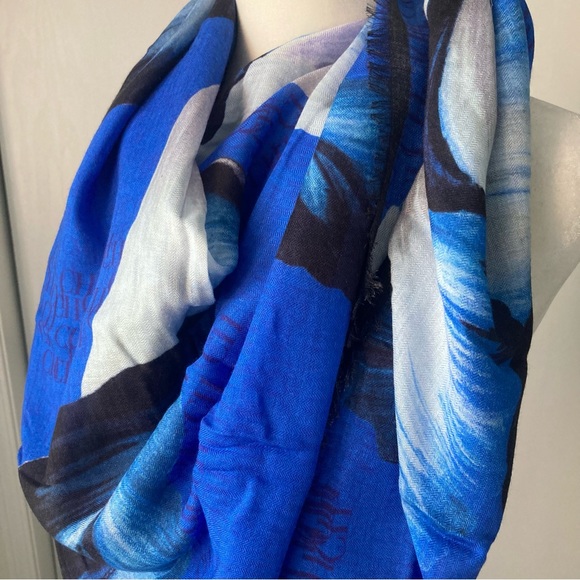 Carolina Herrera lightweight wool scave - Picture 4 of 10